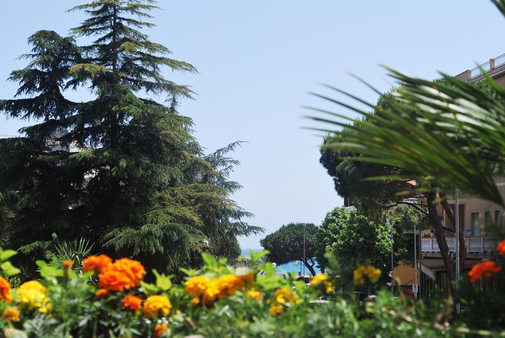 Hotel Galleano Laigueglia Bagian luar foto