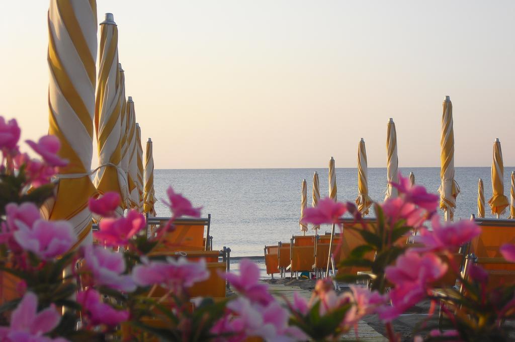 Hotel Galleano Laigueglia Bagian luar foto