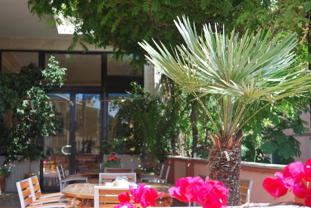Hotel Galleano Laigueglia Bagian luar foto
