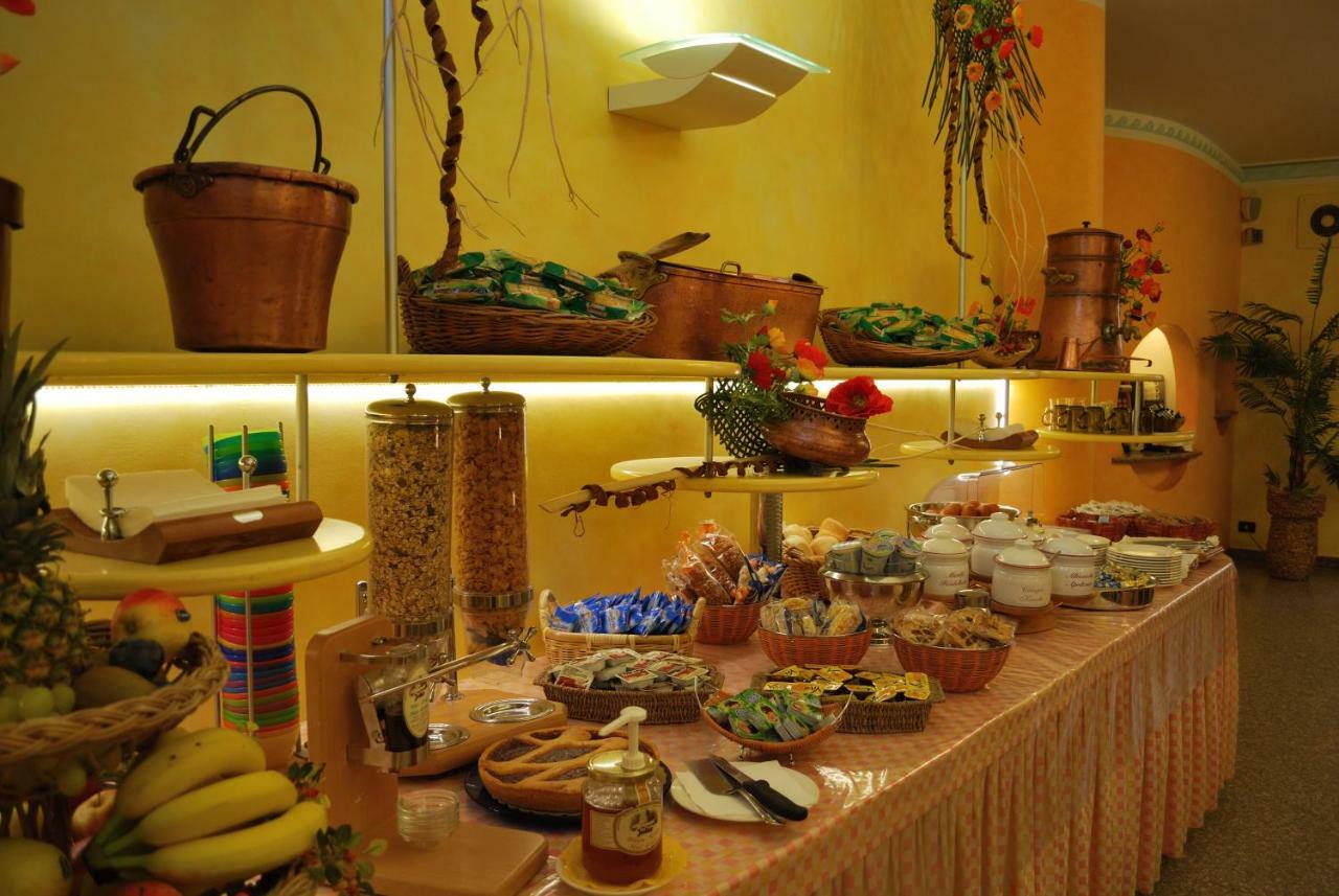 Hotel Galleano Laigueglia Bagian luar foto